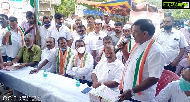 Vijay Vasanth Instagram - திருவள்ளூர் மத்திய மாவட்ட காங்கிரஸ் கமிட்டி வர்த்தக பிரிவு சார்பில் அப்பாவிற்கு @hvasanthakumar புகழஞ்சலி மற்றும் படத்திறப்பு விழா வர்த்தக பிரிவு மாவட்ட தலைவர் வே. உமாபதி தலைமையில் நடைபெற்றது, இதில் கலந்துகொண்டு படத்தை திறந்து வைத்து மக்களுக்கு மதிய உணவு வழங்கினேன். @incindia @inctamilnadu @alagiriks @dineshgrao @sanjaysdutt
