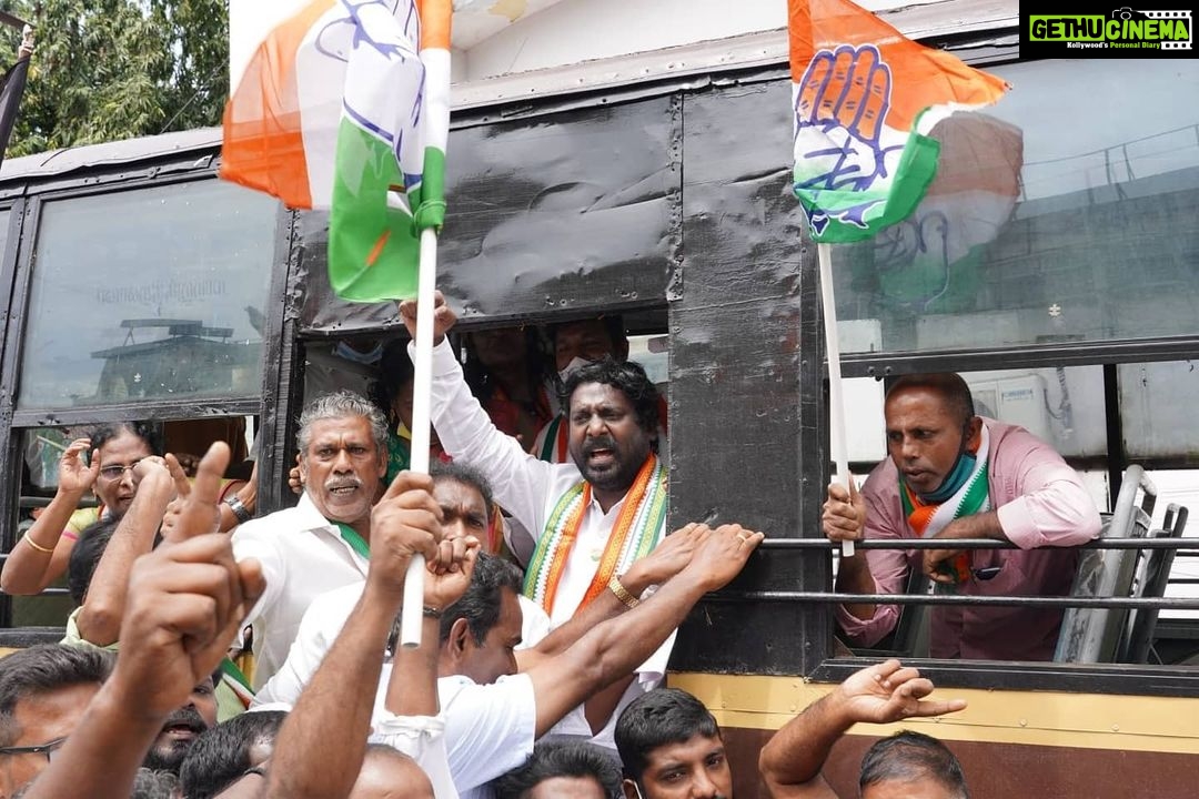 Vijay Vasanth Instagram - விவசாயிகளின் நலன் காக்க தவறிய மத்திய அரசை கண்டித்து நடைபெறும் முழு அடைப்பு போராட்டத்தில் இன்று நாகர்கோவிலில் காங்கிரஸ் - திமுக கூட்டணி கட்சிகளின் ஆர்ப்பாட்டம் நடைபெற்றது. கூட்டணி தலைவர்கள், தொண்டர்களுடன் ஆர்ப்பாட்டத்தில் கலந்துகொண்டு விவசாயிகளுக்காக குரல் எழுப்பினோம். Nagercoil