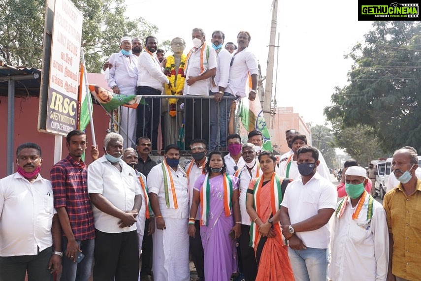 Vijay Vasanth Instagram - குமரி மாவட்டம் தாய் தமிழகத்துடன் இணைய அரும்பாடுபட்ட தலைவர்களில் ஒருவரான குஞ்சன் நாடார் திருவுருவசிலைக்கு மாலை அணிவித்து மரியாதை செலுத்தினேன். பின்னர் வேப்பமூடு மணிமண்டபத்தில் உள்ள நேசமணி திருஉருவச்சிலைக்கு குமரி கிழக்கு மாவட்ட காங்கிரஸ் கட்சி சார்பில் மரியாதை செலுத்தினேன். @incindia @alagiriks @dineshgrao @inctamilnadu @sanjaysdutt