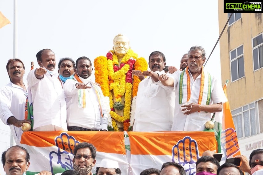 Vijay Vasanth Instagram - குமரி மாவட்டம் கேரளாவில் இருந்து தாய் தமிழகத்துடன் இணைந்த 64 வது ஆண்டையொட்டி இதற்கு அரும்பாடுபட்ட தலைவர்களில் ஒருவரான மார்சல் நேசமணியின் திருஉருவச்சிலைக்கு குமரி கிழக்கு மாவட்ட காங்கிரஸ் கட்சி சார்பில் மாலை அணிவித்து மரியாதை செலுத்தினேன். @incindia @alagiriks @dineshgrao @inctamilnadu @sanjaysdutt