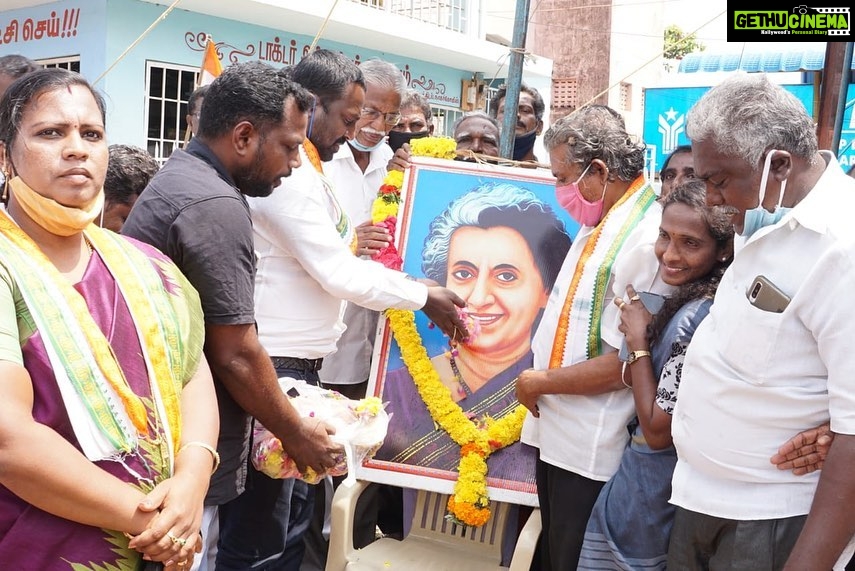 Vijay Vasanth Instagram - மத்திய அரசு கொண்டு வந்துள்ள 3 வேளாண் சட்டங்களை திரும்பப் பெறக் கோரி @inctamilnadu தலைவர் @alagiriks அவர்களின் அறிவுறுத்தலின்படி கன்னியாகுமரி கிழக்கு மாவட்ட காங்கிரஸ் கட்சி சார்பில் தலைவர் ராதாகிருஷ்ணன் தலைமையில் சத்தியாகிரக உண்ணாவிரத போராட்டத்தில் கலந்துகொண்டேன். முன்னதாக அன்னை இந்திராகாந்தியின் நினைவு நாளை முன்னிட்டு அலங்கரித்து வைக்கப்பட்டு இருந்த இந்திரா காந்தி திருவுருவ படத்திற்கு மாலை அணிவித்து மலர் தூவி மரியாதை செலுத்தினேன். #Indiraji @sanjaysdutt @dineshgrao @incindia