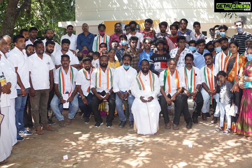 Vijay Vasanth Instagram - எனது தந்தை @hvasanthakumar அவர்களின் 41வது நினைவு நாளை முன்னிட்டு பல்வேறு கட்சிகளை சேர்ந்த சுமார் 100கும் மேற்ப்பட்ட இளைஞர்கள் மற்றும் பெண்கள் எனது முன்னிலையில் காங்கிரஸ் பிற்படுத்தப்பட்டோர் பிரிவு மாநகரத் தலைவர் ஹரி மகாராஜன் தலைமையில் @incindia கட்சியில் இணைந்தனர் @inctamilnadu
