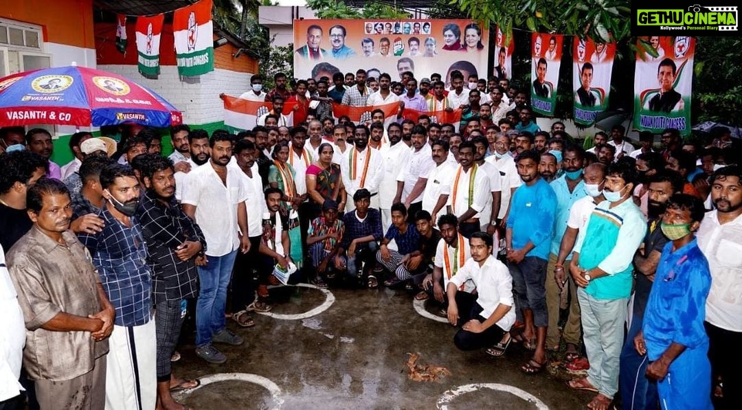 Vijay Vasanth Instagram - கன்னியாகுமரி மேற்கு இளைஞர் காங்கிரஸ் தலைவர் N.S திபாகர் முயற்சியால் இன்று ஐநூற்றுக்கும் மேற்பட்ட மாற்று கட்சி உறுப்பினர்கள் எமது அலுவலகத்திற்கு வருகை தந்து காங்கிரஸ் கட்சியில் இணைந்தனர். திரு J.G.பிரின்ஸ் MLA மற்றும் மாநில, மாவட்ட நிர்வாகிகள் இந்நிகழ்ச்சியில் கலந்து கொண்டனர். Marthandam, Kanyakumari