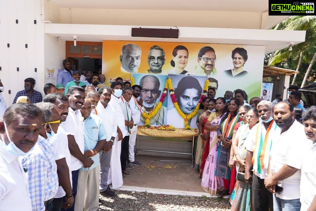 Vijay Vasanth Instagram - தமிழகத்தின் முதல் பெண் அமைச்சர் திருமதி லூர்தம்மாள் சைமன் அவர்களின் பிறந்தநாள் மற்றும் கவிமணி தேசிய விநாயகம் பிள்ளை அவர்களின் நினைவு தினத்தை முன்னிட்டு எமது அலுவலகத்தில் இவர்கள் திருவுருவ படத்திற்கு காங்கிரஸ் தலைவர்கள் மற்றும் தொண்டர்களுடன் மாலை அணிவித்து மரியாதை செலுத்தினேன். Nagercoil