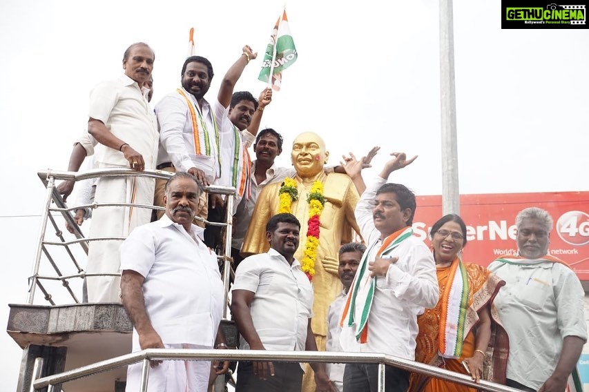 Vijay Vasanth Instagram - #நாங்குநேரி தொகுதி களக்காடு பெருந்தலைவர் காமராஜர் திருவுருவச் சிலைக்கு மாலை அணிவித்து மரியாதை செலுத்தி, இடைத்தேர்தலில் மதசார்பற்ற முற்போக்கு கூட்டணி சார்பாக போட்டியிடும் காங்கிரஸ் வெற்றி வேட்பாளர் கை சின்னத்தில் வாக்களிக்குமாறு பரப்புரை செய்தேன். @incindia @inctamilnadu #byelections2019 #tamilnadu