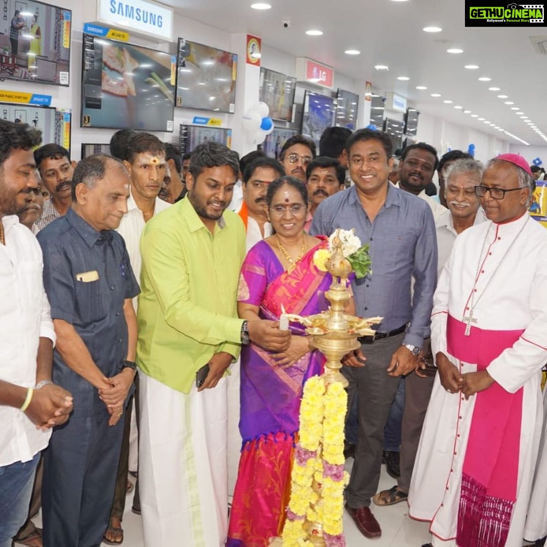Vijay Vasanth Instagram - Super excited, inviting the people of #Tiruvarur and happy to announce that we have opened our 84th @vasanthandco_in branch today there. Come shop with us for exciting offers for this #Deepavali sale across all our stores. #மகிழ்ச்சி #diwalispecial #diwaliseason @vinoth3335