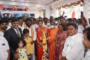 Vijay Vasanth Instagram - வசந்த் & கோ நிறுவனத்தின் 99வது கிளை இன்று சேலத்தில் வெகுசிறப்பாக திறந்து வைக்கப்பட்டது. கலந்து கொண்டு வாழ்த்திய அனைவருக்கும் குடும்பத்தின் சார்பாக நன்றியை தெரிவித்துக் கொள்கிறேன். 

#ForDad