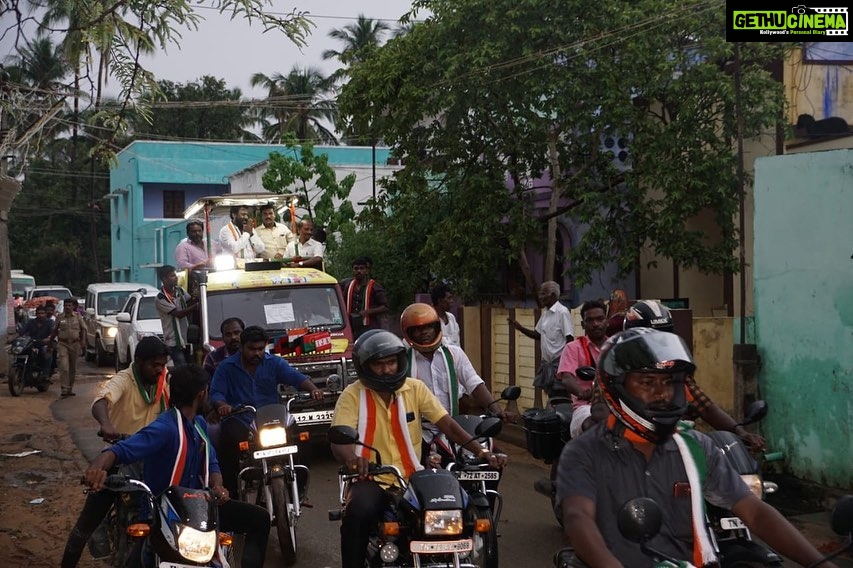 Vijay Vasanth Instagram - #நாங்குநேரி தொகுதி களக்காடு பெருந்தலைவர் காமராஜர் திருவுருவச் சிலைக்கு மாலை அணிவித்து மரியாதை செலுத்தி, இடைத்தேர்தலில் மதசார்பற்ற முற்போக்கு கூட்டணி சார்பாக போட்டியிடும் காங்கிரஸ் வெற்றி வேட்பாளர் கை சின்னத்தில் வாக்களிக்குமாறு பரப்புரை செய்தேன். @incindia @inctamilnadu #byelections2019 #tamilnadu