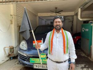 Vijay Vasanth Instagram - காங்கிரஸ் தலைவர் திருமதி சோனியா காந்தி அவர்களின் அழைப்பை ஏற்று மாநில தலைவர் திரு அழகிரி அவர்களின் அறிவுறுத்தலின் படி மத்திய அரசின் மக்கள் விரோத கொள்கைகளுக்கு எதிராக நடைபெற்ற கருப்புக்கொடி ஏற்றும் போராட்டத்தில் எனது இல்லத்திற்கு முன் கருப்புக்கொடி ஏந்தி கலந்து கொண்டேன்.