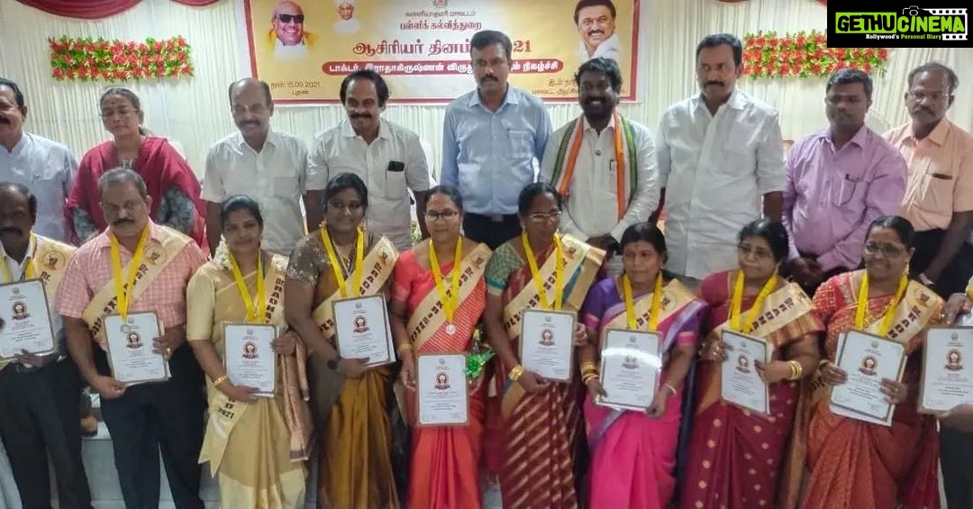 Vijay Vasanth Instagram - தமிழக அரசு வழங்கும் நல்லாசிரியர் விருதுகள் குமரி மாவட்டத்தை சேர்ந்த 11 ஆசிரிய பெருமக்களுக்கு மாவட்ட ஆட்சியர் தலைமையில் நடைபெற்ற விழாவில் மாண்புமிகு அமைச்சர் மனோ தங்கராஜ் அவர்கள் வழங்கினார். இந்நிகழ்ச்சியில் திரு விஜயகுமார் MP, திரு ராஜேஷ்குமார் MLA ஆகியோருடன் கலந்து கொண்டேன். Kanyakumari, India