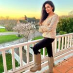 Vimala Raman Instagram - When it looks like a magical oil painting but it’s real 😍🌈🏞 📸 @sarasmenon 😘 . . . #nofilter #real #picturesque #pictureperfect #colorful #uk #osea #winter #sky #winterwonderland #boots #shoot #actor #actorslife #vimalaraman #lifeincolor