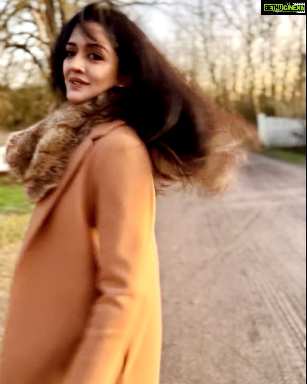 Vimala Raman Instagram - ‘The only time u should ever look back is to see how far you have come’ 🧡 . . . #picoftheday #reflect #perserverance #uk #osea #turn #candid #winter #style #shoot #shootlife #actor #actress #vimalaraman #lifeisbeautiful