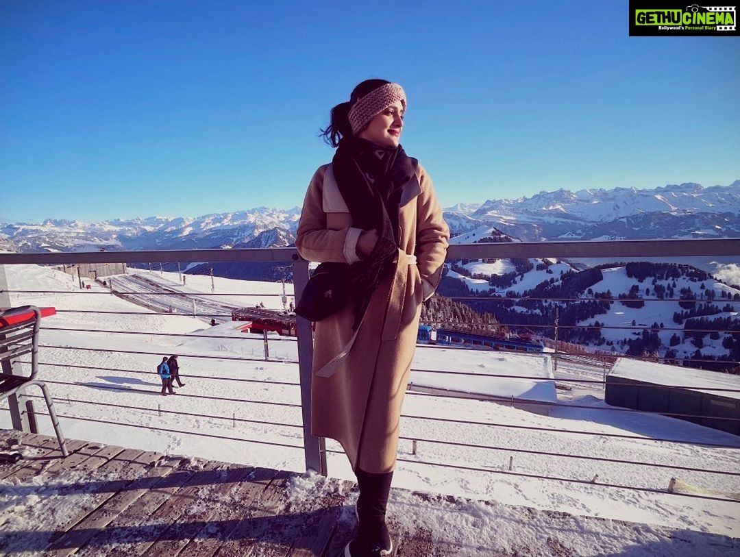 Vishakha Singh Instagram - Carpedium! Seized the weekend!! Made a quick getaway to Zurich! And then to the Queen of Mountains - Rigi Kulm. It was -1°C , cold and windy. We were ill equipped for any adventure but the spectacular view made up for the shivers ! Managed to pose as well 😀 🤩 🇨🇭 🇮🇳 🏔 ❄️ 🥶 🧳