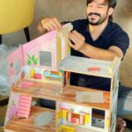 Vivek Oberoi Instagram – Being a #superdad involves playing many roles, from being her #personalchef #stylist #superdriver to her favorite #architect. 

Making my home within a home with @vondereurope 🏡 Vonder City Walk
