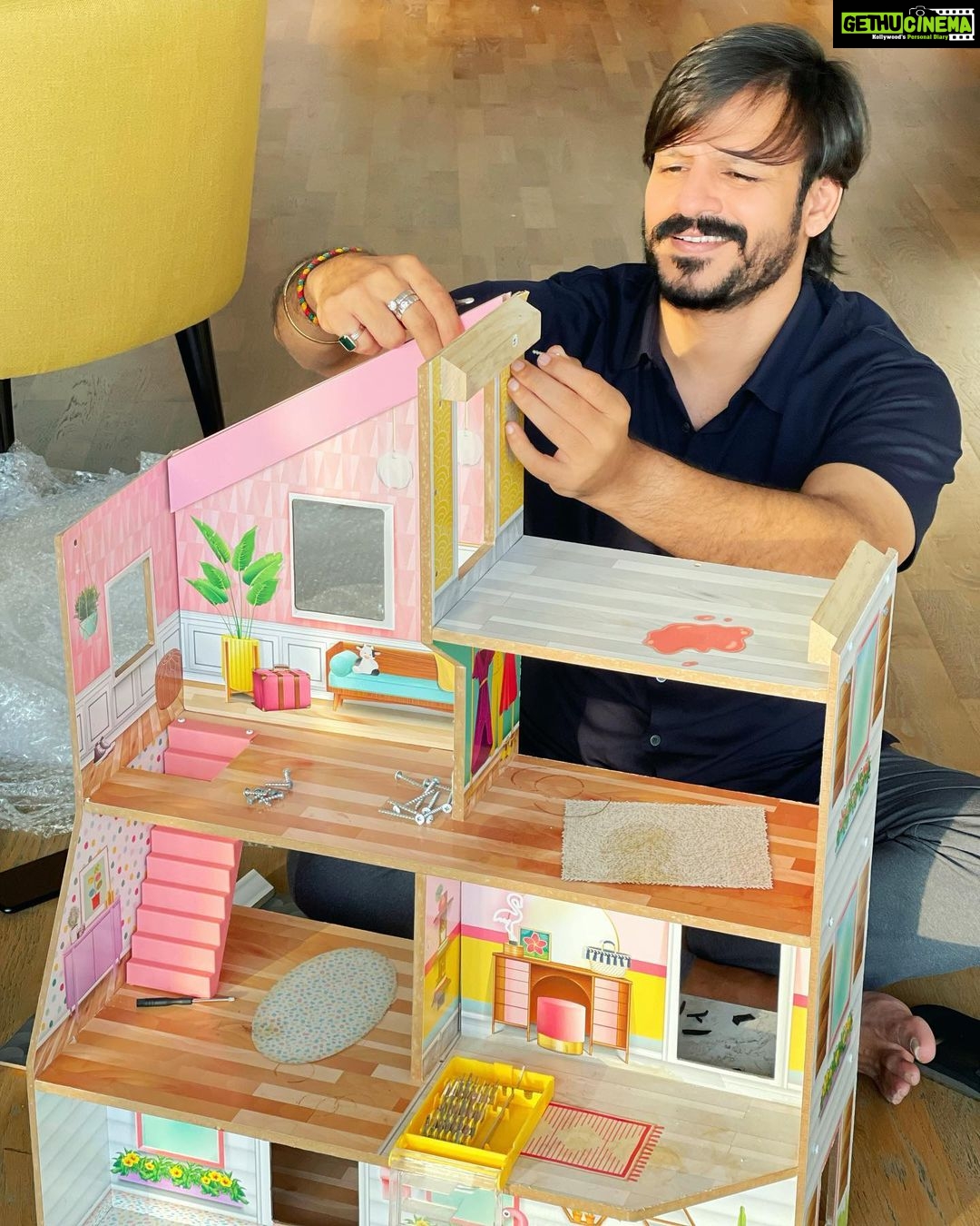 Vivek Oberoi Instagram - Being a #superdad involves playing many roles, from being her #personalchef #stylist #superdriver to her favorite #architect. Making my home within a home with @vondereurope 🏡 Vonder City Walk