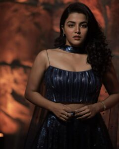 Wamiqa Gabbi Instagram - Mann, ek sundar sevak hai, lekin ek khatarnaak maalika ❤️‍🔥 . Outfit: @meenakshi.creations Jewellery: @kalyanjewellers_official