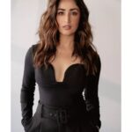 Yami Gautam Instagram – 🖤

Styling: @alliaalrufai
Styling assisted by: @shubhangini_gupta
Makeup: @tanvichemburkar
Hair: @bbhiral
Photographer: @haranish.hrf
Photography assisted by : @snedal_gracias
@aayuddhh