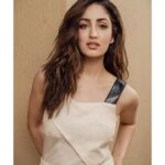 Yami Gautam Instagram – Naina is ready to shine✨ #AThursdaypromotions

Styling: @alliaalrufai @rheasstylecloset
Makeup: @mitalivakil
Hair: @sheetal_f_khan
Photographer: @haranish.hrf
Photography assisted by : @snedal_gracias
@aayuddhh