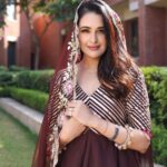 Yuvika Chaudhary Instagram – #bannadi 😍
Launching SS’22♥️
@yuvikachaudhary  X @aachho 
It is time to be prepared to twirl and swirl on BANNADI with our latest SS’22 Collection ♥️

Adding a exquisite blockprints , handpainted, organza series . Light and voguish palette bring the sunbeams into the show, specifically focused soft pinks, earthy browns, and florescence yellow and greens

Warm gratitude to team @itcrajputana for hospitality completely♥️

Muse : @yuvikachaudhary 
Location: @itcrajputana 
Jewellery: @aachho 
Jutti : @jaysoleindia 
Styledby: @stylebysugandhasood 
Photographer: @ajpictography 
Videographer: @rjprt @chiragbhatia699 
Makeup: @raveen_anand @beautybyraveenanand 
Hair: @sunil_celebrity_stylist 
.
.
.
#AachhoBannadi #BannadiSong #ReelOnBannadiSong #Aachho #twirlwithaachho #aachhosong #aachhoxyuvikachaudhary #aachhoss22collection #ss22 #onlineshopping #trending