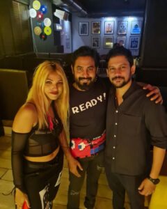 Aari Instagram - He he he ., so sweet and cool ., and his look 👀 tho., damnnnnnm ., @aariarujunanactor @somshekar_ @iykkiberry Thank you @talk2ganesh for this cute pic ❤️ #iykkiberry #aari #som #biggbosstamil #rapperiykkiberry #nipponpaintindia #models #indiemusic #indianmodels #tamil #jewelleryfashion #chennai #chennaicelebrities #fashionmodel #vijaytelevision #bigboss #celebritystyle #celebritynews #bbtamilseason5 #celebrityfashion #tamilbiggboss #biggbosstamil5 #rani #celebritystylist #newtamilhits Radio Room