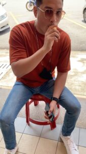 Aaron Aziz Instagram - Bang Bang.Tak perlu ambik SPM Barang tetap jalan… Kau ada? Beza antara a giant and a Titan. Tak sebut nama pun dah kepanasan ke? #AksoGT3500 forever @officialaksomalaysia @vapeempiremalaysia #aksogt3500puffdisposablevape #TheVapeDon