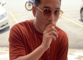 Aaron Aziz Instagram - Bang Bang.Tak perlu ambik SPM Barang tetap jalan… Kau ada? Beza antara a giant and a Titan. Tak sebut nama pun dah kepanasan ke? #AksoGT3500 forever @officialaksomalaysia @vapeempiremalaysia #aksogt3500puffdisposablevape #TheVapeDon