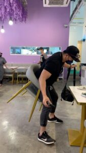 Aaron Aziz Instagram - Bila bontot tak nak tinggalkan restaurant utk go training mcm ni lah agaknya….apa pun hadapi dgn senyuman je lah… #BontotAbgadasuperglue #NisemuaIzfairinpunyapasal #suamikulelakipendosa #kerusiperabotberdosa @hombretwentyone @officialaksomalaysia #TheVapeDon #AksoGT #AksoX