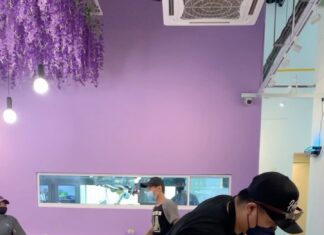 Aaron Aziz Instagram - Bila bontot tak nak tinggalkan restaurant utk go training mcm ni lah agaknya….apa pun hadapi dgn senyuman je lah… #BontotAbgadasuperglue #NisemuaIzfairinpunyapasal #suamikulelakipendosa #kerusiperabotberdosa @hombretwentyone @officialaksomalaysia #TheVapeDon #AksoGT #AksoX