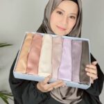 Aaron Aziz Instagram - Alhamdulilah Launched our new colours for Lush Satin Snood! We have curated two Box sets for you to choose, Deep Garden Or slightly Bloom ❤️ Premium satin ✅ Does not slip easily ✅ 15 new colours ✅ Standard & Maxi Sizes ✅ Cooling ✅ Now you can get ready in 5 mins for Raya or any events! InsyaAllah DM @diyanahalikcom for orders www.diyanahalik.com (Wearing Purplish Brown from the Lightly Bloom set)