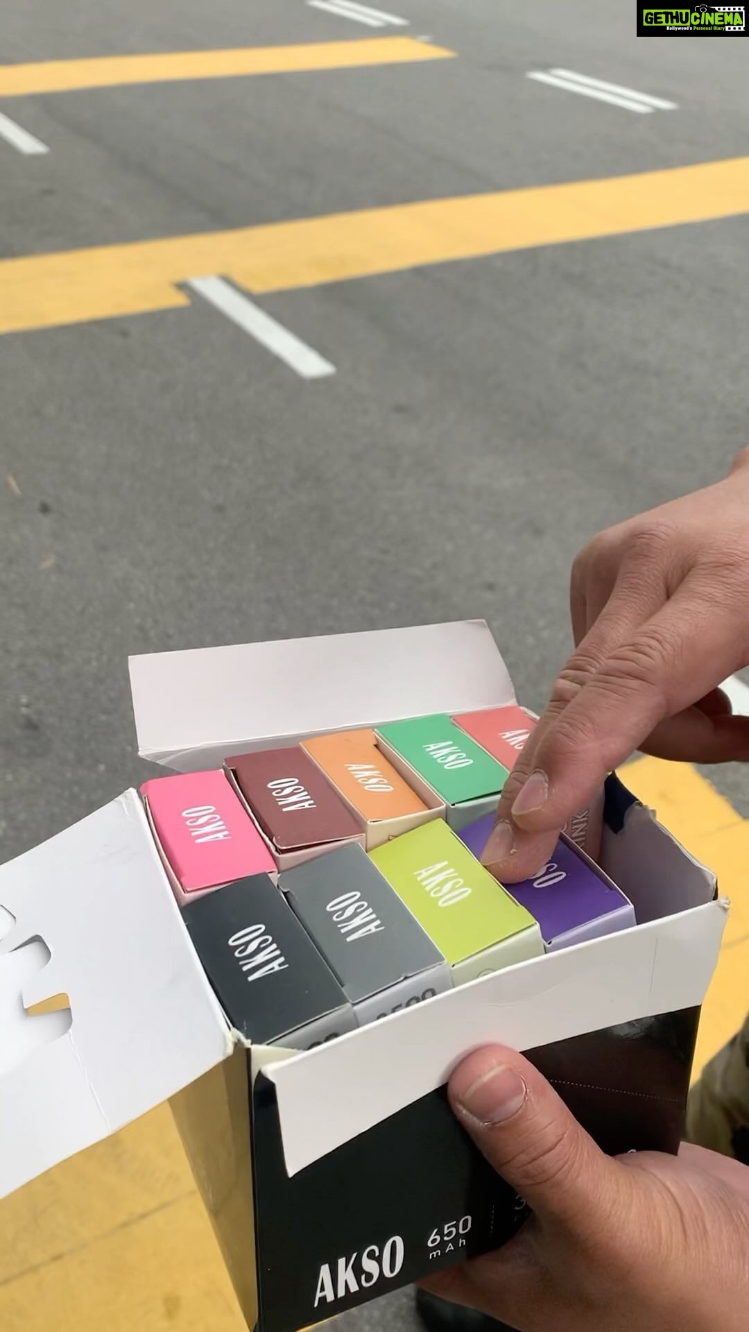 Aaron Aziz Instagram - Vape Don melawat kawasan. Bagi device #AksoGT kepada Adik Adik riders ni yg banyak bantu kita especially masa lockdown… enjoy your #AksoGT3500 #aksogt3500puffdisposablevape @officialaksomalaysia #TheVapeDon