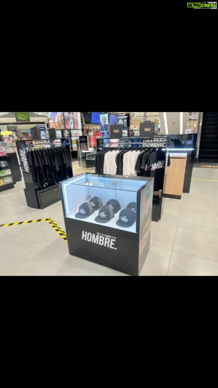 Aaron Aziz Instagram - Salam Semua… Alhamdulillah kita start kecil kecil dulu Kalau ada rezeki kita bukak butik sendiri. Sementara tu support Abg boleh? Aeon Midvalley di Ground floor. Masuk Aeon je Jalan terus dah jumpa dah. 🙏🙏🙏 Terima Kasih ye… @hombretwentyone @aeonmidvalley #supportAbgye