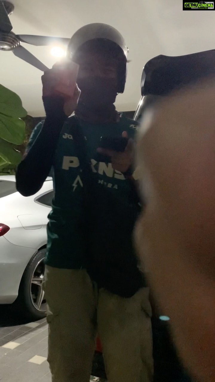 Aaron Aziz Instagram - Kesian brader brader grab…diaorg byk tolong kita masa lockdown so VapeDon belanja setiap kali rider hantar Barang… enjoy your #AksoGT bro. Jgn lupa charge Kalau takde asap. @officialaksomalaysia @vapeempiremalaysia #aksogt3500puffdisposablevape #TheVapeDon