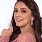 Aarti Chhabria Instagram - Swipe 👈 1, 2, 3, 4, 5 Which one is your favourite ? 💗 #tellme #poll #poser #wednesdaymood