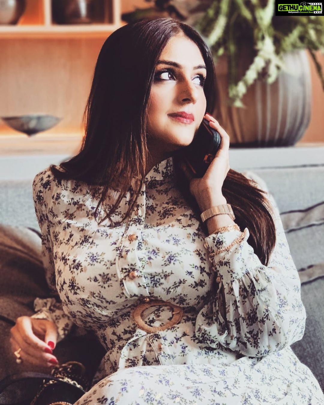 Aarti Chhabria Instagram - “Communication is key, and a large part of that is listening..” ~ ACB. Listen to understand, not just to respond. . . . . #artofconversation #response #stimulus #reaction #communicationskills . . . . #aartichabriaquotes #aartichabria #communication #onthephone #talkingtome #lookingout #dress #sheike #friday #fridayvibes #fridayquotes #fridaymood