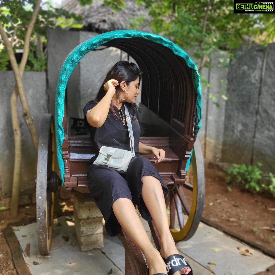 Aathmika Instagram - Povoma Oorgolam 😁😝 Thiruvanamalai