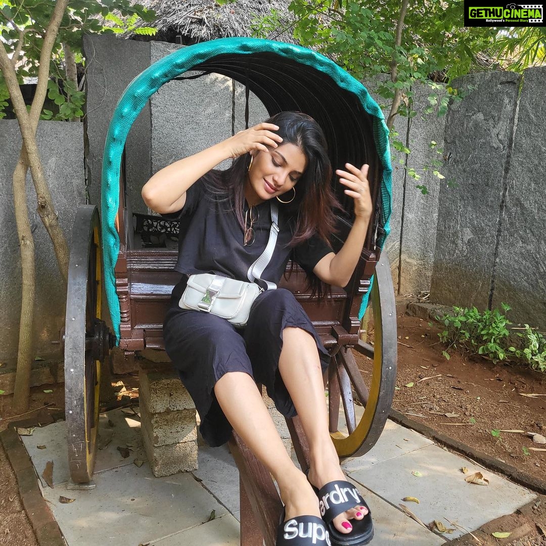 Aathmika Instagram - Povoma Oorgolam 😁😝 Thiruvanamalai
