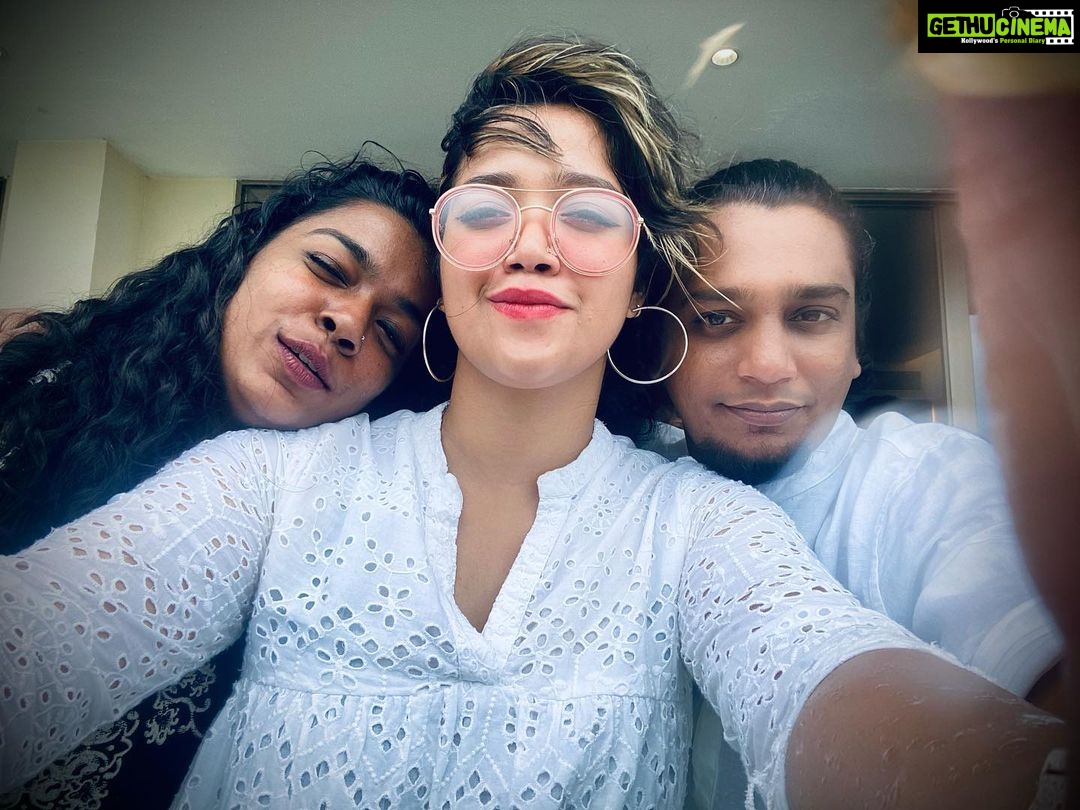 Abhirami Suresh Instagram - Hyderabadil Poyaaal Birthday Marakkumennaaano! Bloody fool. Vegam vaayo. Keralam missed the unofficial vellamkali. Aaa ini next time 😆♥️ jokes apart, birthday wishes to one of my mains #Adi :) @aditya_muzical ♥️