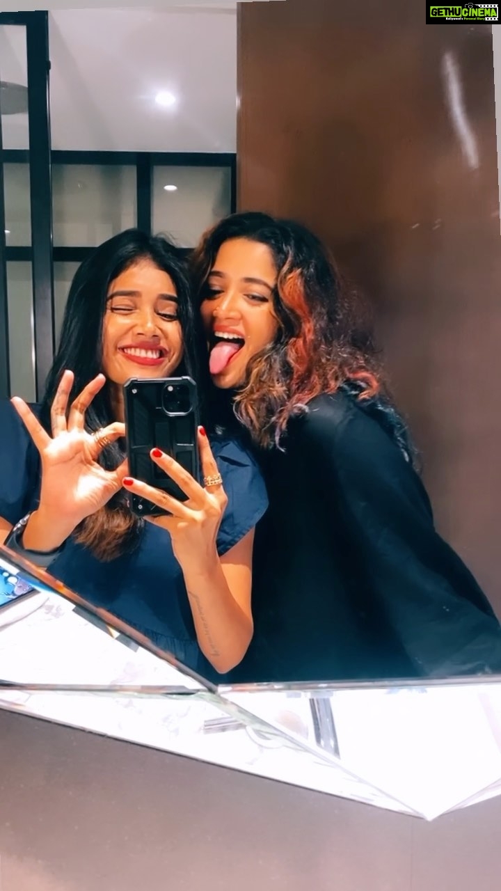 Abhirami Suresh Instagram - Sandrameeee Rathriyil 🥲✨ @alasandrajohnson 🔫😘 . . . #ExplorePage #abhiramisuresh #explore #liveloveliberate