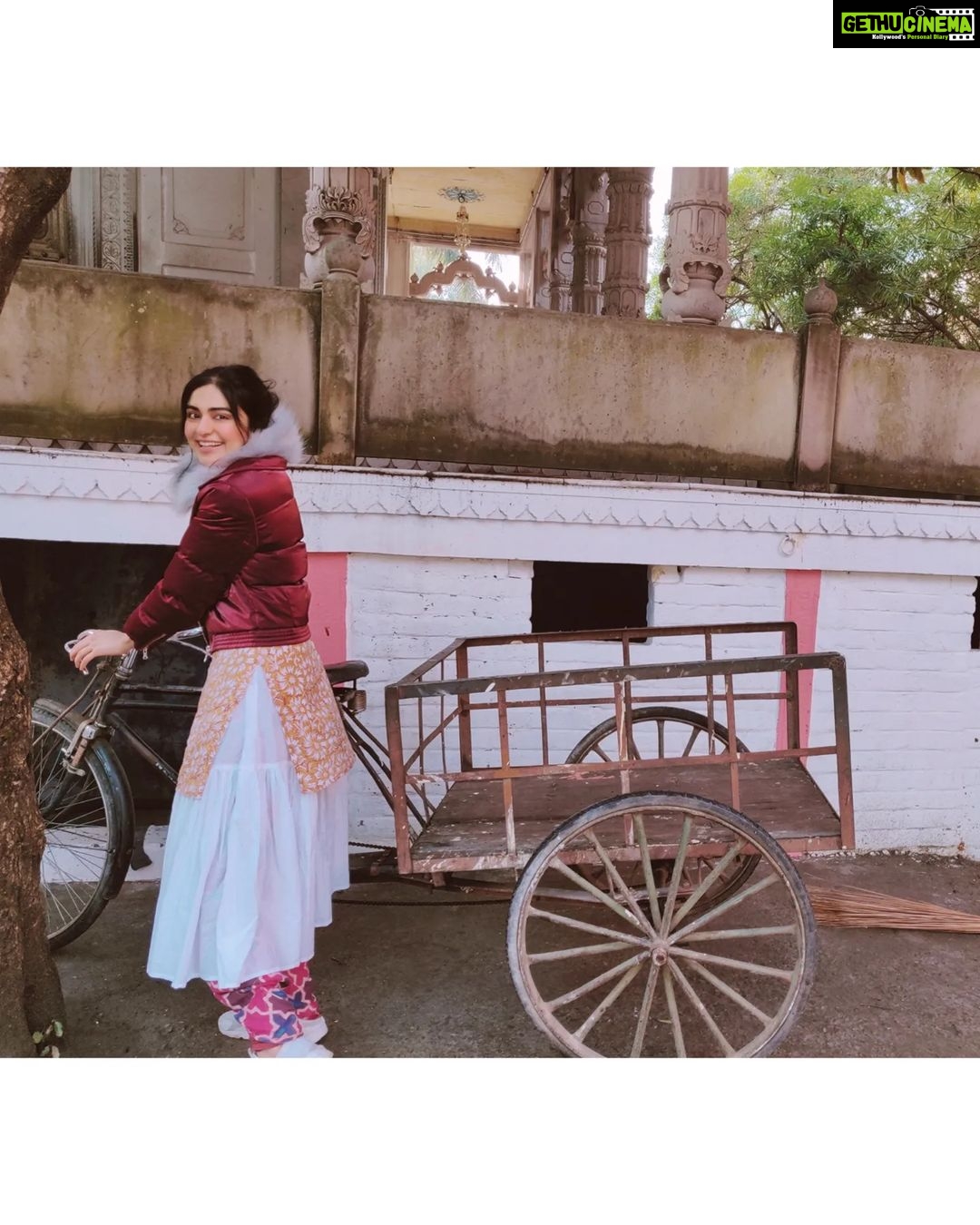 Adah Sharma Instagram - Expectations Vs Reality GUESS which one is the expectation and kaunsa reality hai😄 , , , , P,S, actually guess which one I'd like more reality mein 😉 #londontourism #100YearsOfAdahSharma #adahsharma #behindthescenes London, United Kingdom