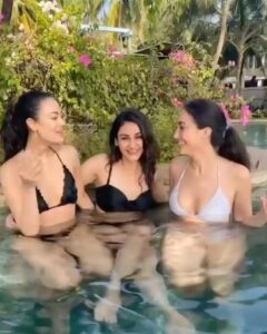 Aditi Arya Instagram - Rumor has it that team Kashid has found some new beaches for this weekend. I’m quite Julius. @julia.haydon @ninaandmalika