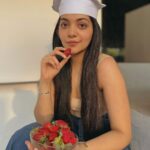 Ahana Kumar Instagram - Thonnal is at 50 Lakh Views. So I thought I’ll wear my Chef Cap and eat some Strawberries to celebrate this milestone which is SO huge for a bunch of us , kids. Till this moment , the love .. the genuine genuine love that keeps coming over-whelms , tingles and surely gets me blushing , like a lot. So thankyou … ♥️ ഇനി പുതിയ തോന്നലുകളിലേക്ക് … ✨ @nimishravi #GovindVasantha @haniya.oncover @kutti_thennal @sharfu_amishaff @midhun2289 @anees.nadodi @fahim_safar @rhea_najm @amith.mohan.rajeswari @mridhulaa_6 @subi_makeover @mias.cupcakery @nivedmohandas @rakheshrajan @sidhinsanthosh @ansontitusphotography @farha_fathah @_nikhil_prabhakar @vishnuraj_p_r @lrjayesh @ranjini_achuthan @shyamsvicky @subi_makeover @tajgreencoveresort @aesthetic_kunjamma …. ✨ #Thonnal 🍓