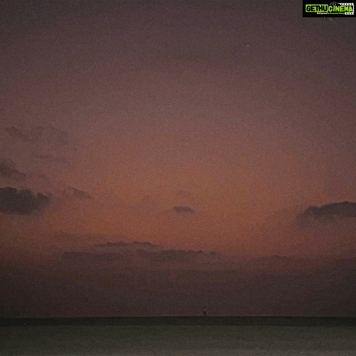 Ahana Kumar Instagram - Today’s Moment of Magic was this fraction of a second at 6:29 AM , when the Sun peeped out from below the Clouds to begin today’s Sunrise and just then , the popular patterned bird-flock of Mahabalipuram flew by signalling Us , not to miss the glorious sunrise! I live for Moments like this ♥️