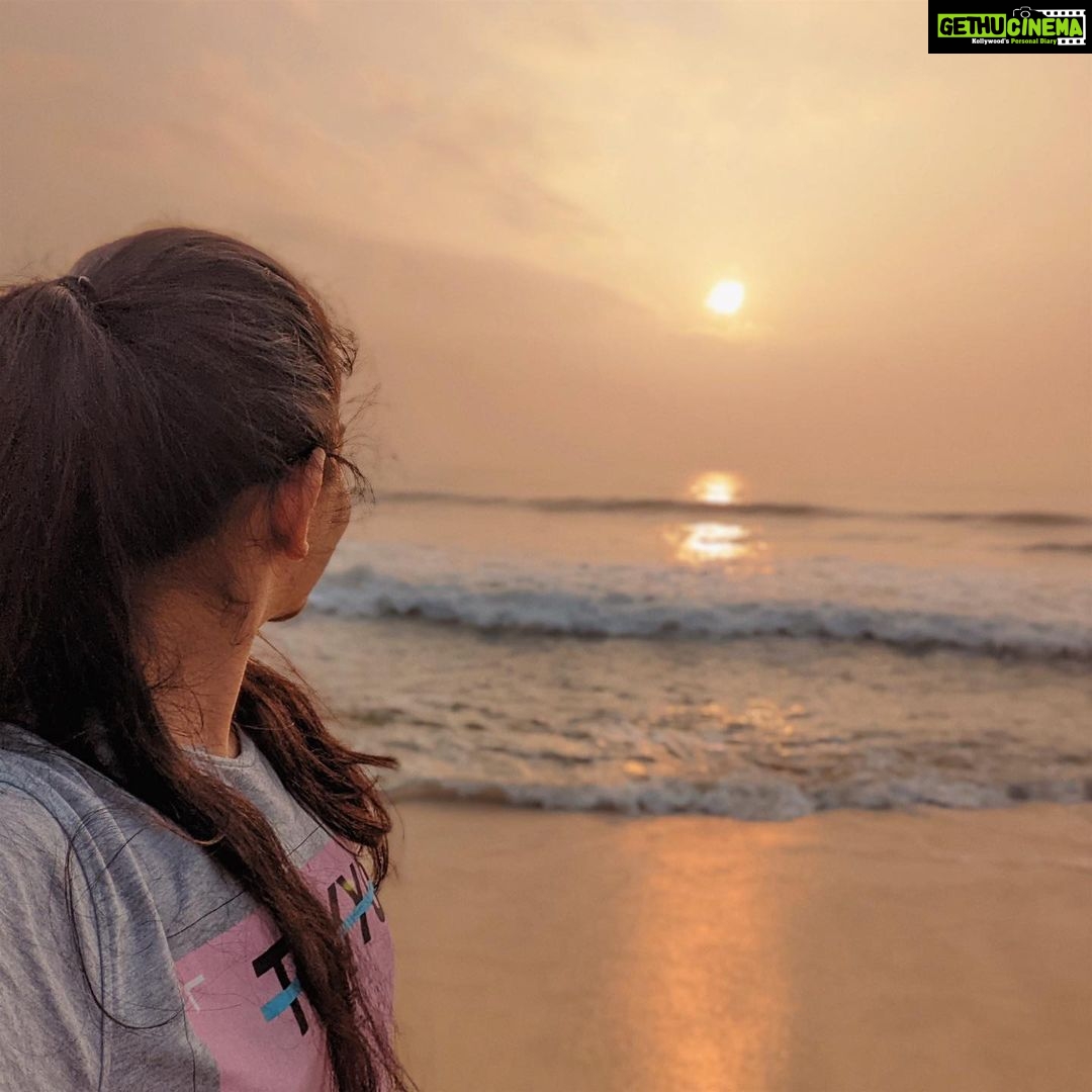 Ahana Kumar Instagram - Today’s Moment of Magic was this fraction of a second at 6:29 AM , when the Sun peeped out from below the Clouds to begin today’s Sunrise and just then , the popular patterned bird-flock of Mahabalipuram flew by signalling Us , not to miss the glorious sunrise! I live for Moments like this ♥️