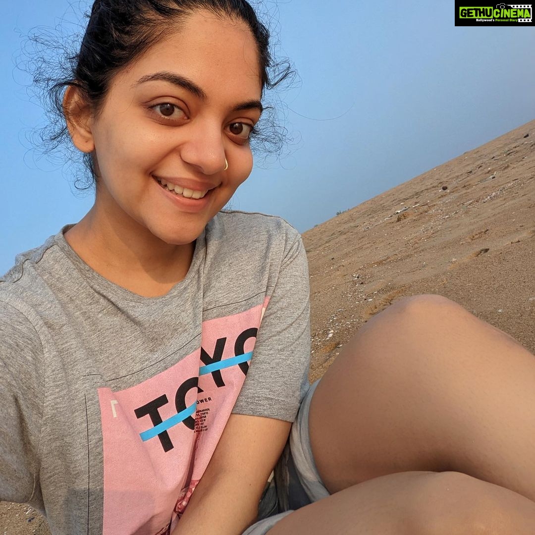 Ahana Kumar Instagram - Today’s Moment of Magic was this fraction of a second at 6:29 AM , when the Sun peeped out from below the Clouds to begin today’s Sunrise and just then , the popular patterned bird-flock of Mahabalipuram flew by signalling Us , not to miss the glorious sunrise! I live for Moments like this ♥️