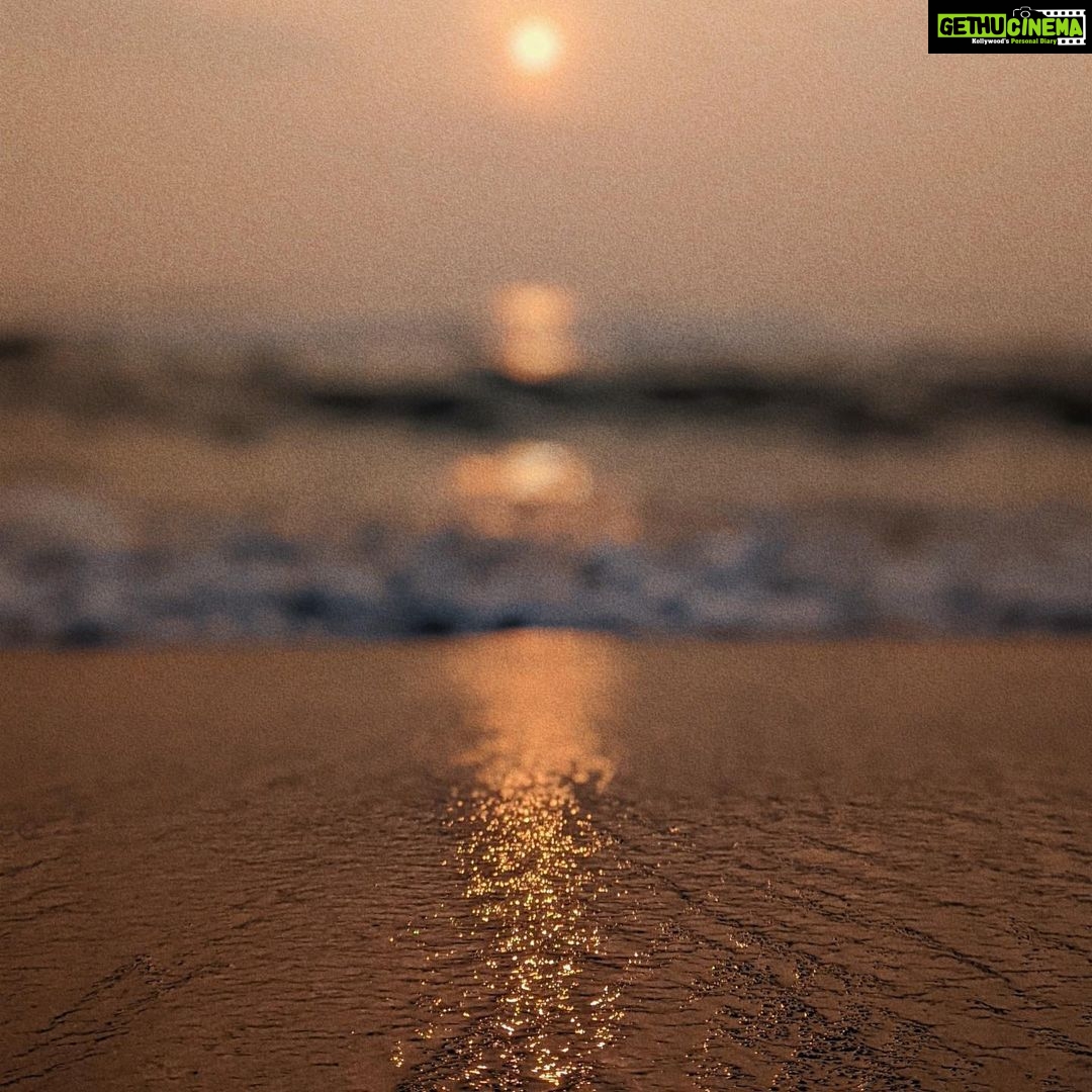 Ahana Kumar Instagram - Today’s Moment of Magic was this fraction of a second at 6:29 AM , when the Sun peeped out from below the Clouds to begin today’s Sunrise and just then , the popular patterned bird-flock of Mahabalipuram flew by signalling Us , not to miss the glorious sunrise! I live for Moments like this ♥️