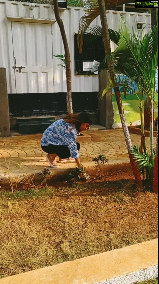 Aishwarya Sakhuja Instagram - As a pet parent its a task for me to find a dog park near my house where i can take @floki_and_hippie Well i dont blame the residents or the city officials cuz i often see people letting their pets defecate and they dont pick up after them. THAT IS SO NOT COOL. While this particular reel may not be a treat to the eyes but its important we take responsibility for the cleanliness around us.. OUR PET POOP IS FOR US TO SCOOP AND NOT EXPECT A BMC WORKER TO DO THAT FOR US... #reelitfeelit❤️❤️ #reelkarofeelkaro #reelsinstagram #reelsvideo #dogsofinstagram #shichi #scoopthepoop #cleanmumbai #swacchbharat #AishwaryaSakhuja #actor #dogparks
