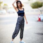 Aishwarya Sakhuja Instagram - What are your reasons to smile today?? Shot by @anoop.devaraj Hair and makeup @nanki.mua Shoot managed by @chai_with_ahmad #AishwaryaSakhuja #actorslife #actor #streetstyle #streetfashion #mydubai #travelwithash #anchor