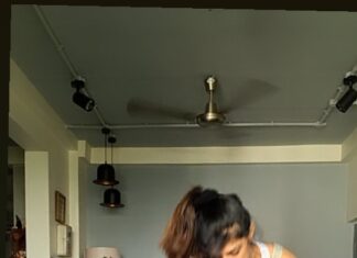 Aishwarya Sakhuja Instagram - Ya ya its allllll Floki's fault N this is how i look post workout..i still dont understand how other women end up looking so glam 😵‍💫 #roash #AishwaryaSakhuja #rohitnag #couplesvideos #marriage #workoutathome #challenge #oldmanschallenge #comedyreels #reelkarofeelkaro #reeitfeelit #reelsinstagram #reelsindia #reelsvideo @floki_and_hippie