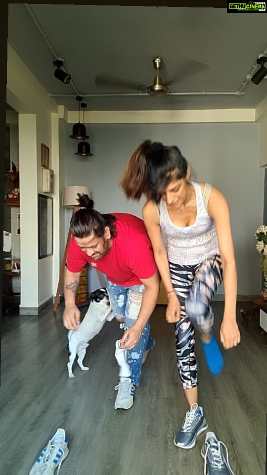 Aishwarya Sakhuja Instagram - Ya ya its allllll Floki's fault N this is how i look post workout..i still dont understand how other women end up looking so glam 😵‍💫 #roash #AishwaryaSakhuja #rohitnag #couplesvideos #marriage #workoutathome #challenge #oldmanschallenge #comedyreels #reelkarofeelkaro #reeitfeelit #reelsinstagram #reelsindia #reelsvideo @floki_and_hippie