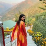 Aksha Pardasany Instagram – Flowery mountainy pathway ❤️